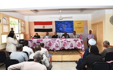 محافظ أسوان يلتقي بأهالي قرية الرمادي قبلي في بادفو لتعزيز التواصل المجتمعي