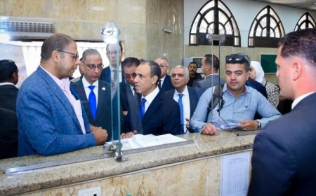 وزير الخارجية يزور مكتب تصديقات أحمد عرابي ويعزز تحسين الخدمات القنصلية