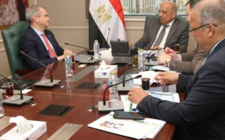 الكهرباء تستعرض آخر التطورات في مشاريع طاقة الرياح بالزعفرانة وجنوب الغردقة