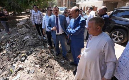 محافظ أسيوط ينقل مواطنا بسيارته إلى موقع شكواه في بني قرة بالقوصية