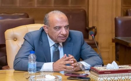 وزير الكهرباء يستعرض مشروعات الطاقة الشمسية ويجري جولة تفقدية في هيئة الطاقة المتجددة