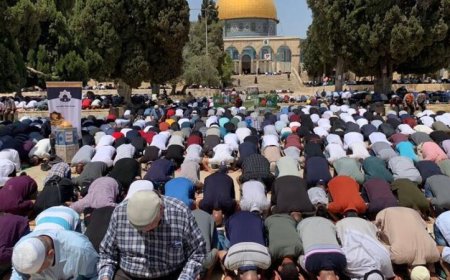توافد عشرات الآلاف إلى المسجد الأقصى لأداء صلاة الجمعة في ظل إجراءات عسكرية إسرائيلية مشددة