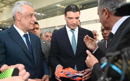 وزير الصناعة يؤكد التزام الحكومة بدعم إنتاج المستلزمات الرياضية محلياً بشركة كابتكس