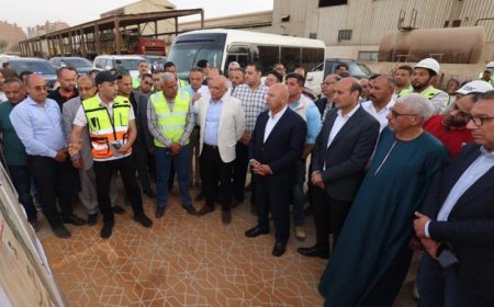 وزير النقل يزور مواقع العمل في مشروع تحديث طريق الصعيد الصحراوي الغربي لتعزيز البنية التحتية