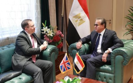 الدكتور خالد عبدالغفار يعزز التعاون الصحي مع السفير البريطاني في مصر