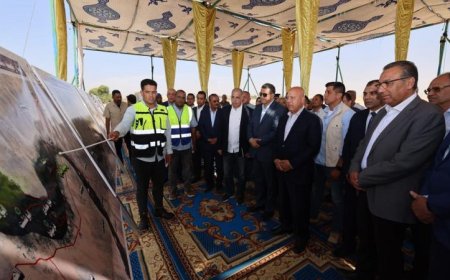 وزير النقل يشهد انطلاق التشغيل التجريبي لميناء دندرة النهري في قنا مع الصور
