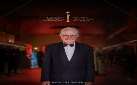 رئيس مهرجان القاهرة يحصل على جائزة شخصية العام السينمائية العربية
