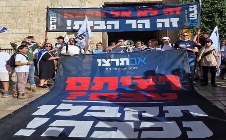 آلاف المستوطنين يتظاهرون في مسيرة الأعلام العنصرية في باب العامود بالقدس