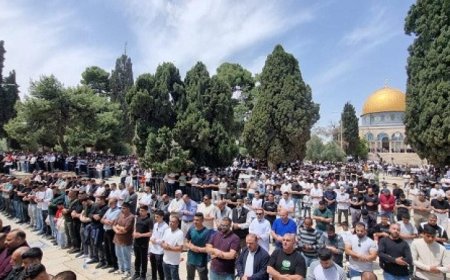 75 ألف فلسطيني يملأون المسجد الأقصى لأداء صلاة الجمعة