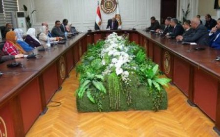 وزير النقل يوقع مذكرة لتأمين تمويل وصيانة ميناء برج العرب الجاف