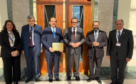 وزير الصحة يحتفل بفوز نائبه بجائزة نيلسون مانديلا