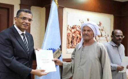 محافظ البحر الأحمر يوزع عقود التقنين الجديدة على سكان غارب وحلايب