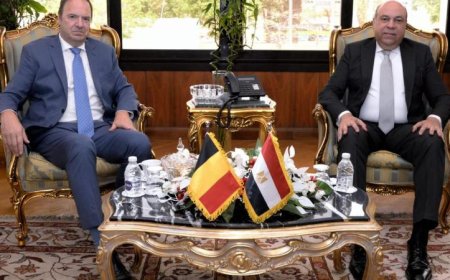 وزير الطيران يناقش مع سفير بلجيكا في مصر فرص تقوية الاتصالات الجوية بين البلدين