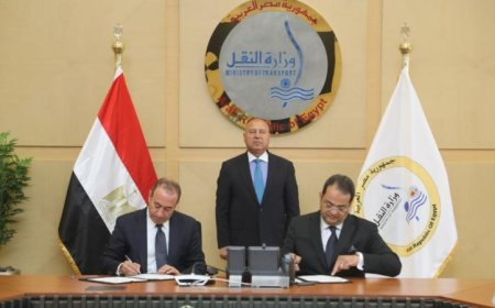 وزير النقل يعلن عن توقيع اتفاقية لتحديث الخدمات الرقمية ونظام الحجز الإلكتروني