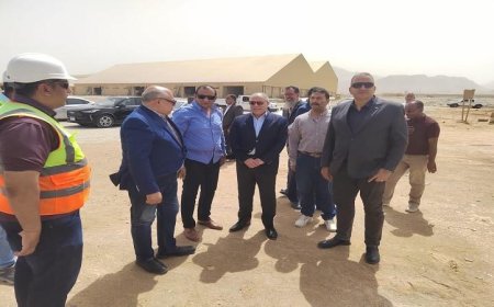 نائب وزير النقل ورئيس هيئة موانئ البحر الأحمر يقومان بجولة تفقدية في ميناء سفاجا