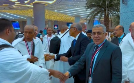بعثة أسر شهداء الشرطة تصل الأراضي المقدسة لأداء مناسك الحج وسط مشاعر قوية بالفيديو