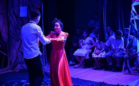 عرض مسرحي يحمل عنوان أحيانا نتقدم إلى الخلف في قصر ثقافة روض الفرج يجذب الأنظار