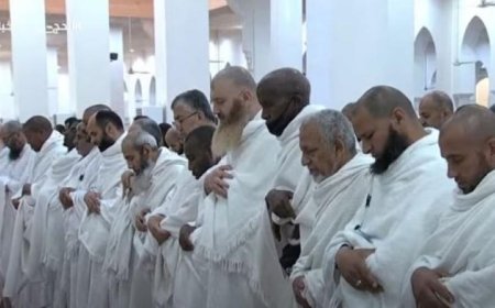 الحجاج يؤدون صلاتي الظهر والعصر جمعًا وقصرًا في مسجد نمرة بعد خطبة عرفة
