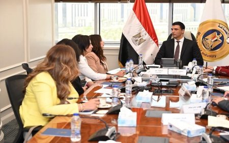 وزير الصناعة يناقش مع ساويرس للتنمية الاجتماعية إطلاق برنامج التعليم المهني لتعزيز المهارات الشابّة