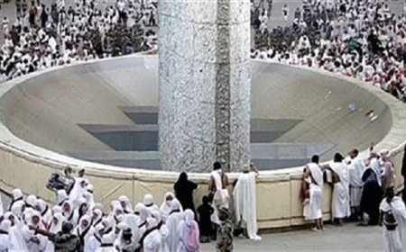 حجاج بيت الله الحرام يؤدون رمي جمرة العقبة الكبرى في مشعر منى
