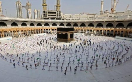 ضيوف الرحمن يقومون بأداء طواف الإفاضة في المسجد الحرام خلال موسم الحج