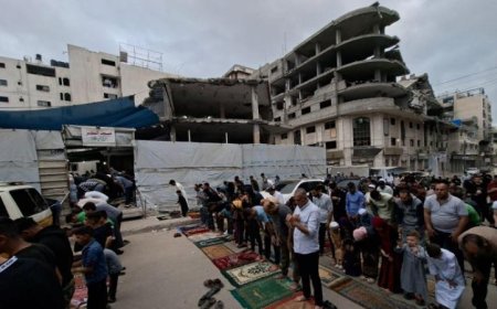 فلسطينيون يحيون صلاة عيد الأضحى في ظل أنقاض المساجد المدمرة بقطاع غزة