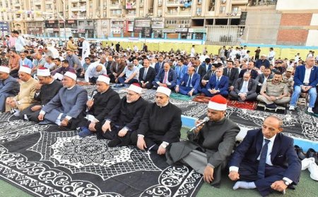 محافظ أسيوط يشارك في صلاة عيد الأضحى المبارك في ساحة أرض الملاعب
