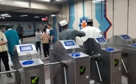 وزير النقل يراقب سير العمل في مرافق النقل والمواصلات لضمان الكفاءة والتطوير