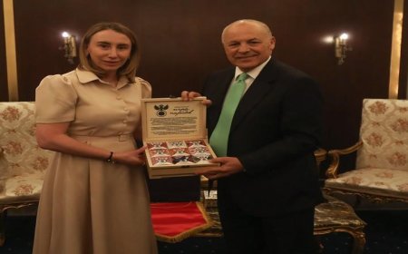 أبو ريدة يكرّم رئيسة بعثة روسيا بتبادل الدروع التذكارية