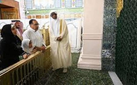 زيارة رئيس الوزراء إلى المسجد النبوي وأداء الصلاة فيه تسلط عليه وكالة واس الضوء