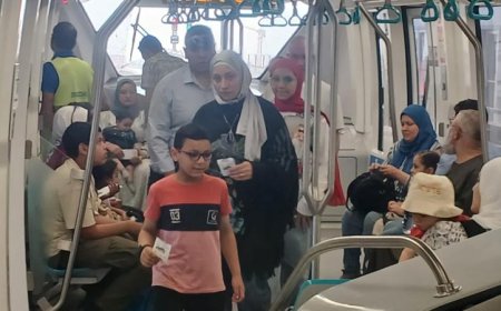 إقبال هائل من المواطنين على ركوب قطارات مونوريل شرق النيل بالصور