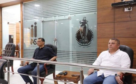 محافظ البحر الأحمر يناقش آخر التحديثات حول المشاريع الخدمية في المدن المختلفة