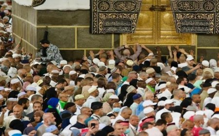 حجاج بيت الله يختتمون فريضة الحج بالطواف والدعاء في المسجد الحرام