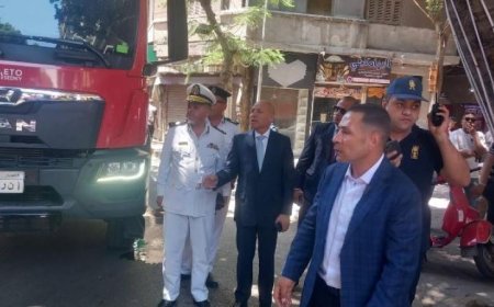 محافظ القاهرة يقوم بجولة للإشراف على إطفاء حريق في الدرب الأحمر ويؤكد سلامة المواطنين