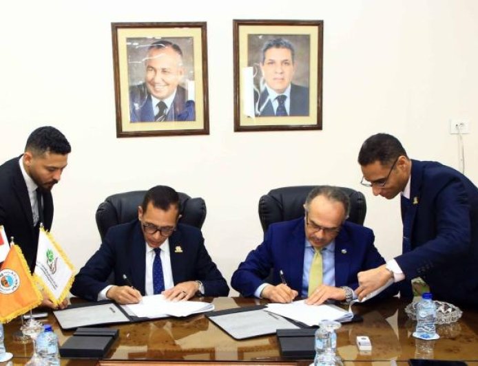 الريف المصري والمقاولون العرب يوقعان صفقة ضخمة بقيمة 540 مليون جنيه لرصف طرق المنيا