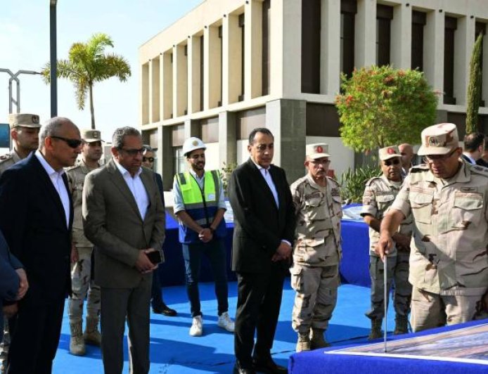 رئيس الوزراء يبدأ رحلته على الأتوبيس الكهربائي المخصص للموظفين من مجلس الوزراء