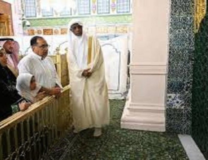 زيارة رئيس الوزراء إلى المسجد النبوي وأداء الصلاة فيه تسلط عليه وكالة واس الضوء