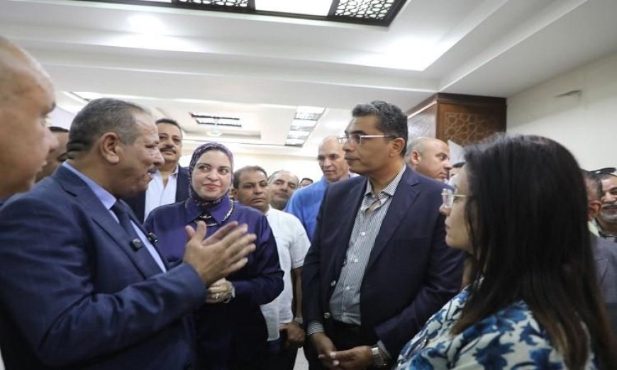 محافظ البحر الأحمر يزور القافلة الطبية للجامعة البريطانية في الغردقة ويتفقد خدماتها الصحية