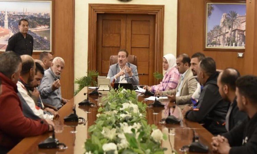 محافظ بورسعيد يجتمع بأصحاب الفروشات في حي المناخ لتعزيز التعاون المحلي