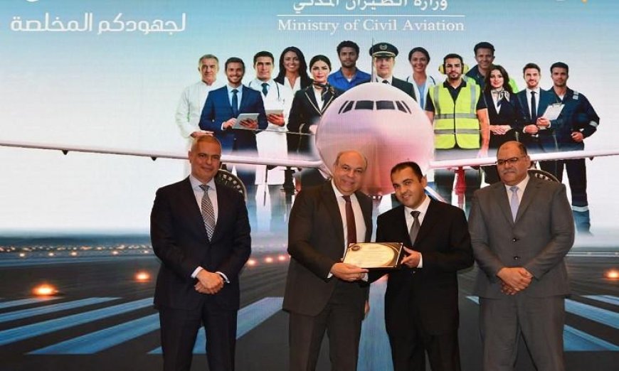 وزير الطيران يحتفل بعيد العمال بتكريم نماذج متميزة وصور مبهرة