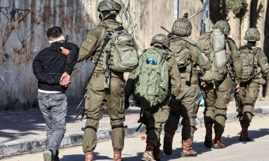 أسرى محررون يصلون إلى مستشفى شهداء الأقصى في غزة بعد إعادتهم من الأسر