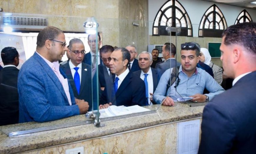 وزير الخارجية يزور مكتب تصديقات أحمد عرابي ويعزز تحسين الخدمات القنصلية