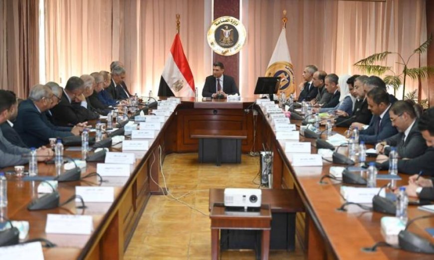 وزير الصناعة يناقش مع غرفة صناعة الأدوية أبرز احتياجات القطاع لتحفيز النمو والتطوير