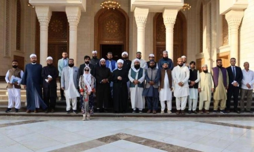 وزير الأوقاف يرحب بوفد من علماء باكستان في مسجد مصر