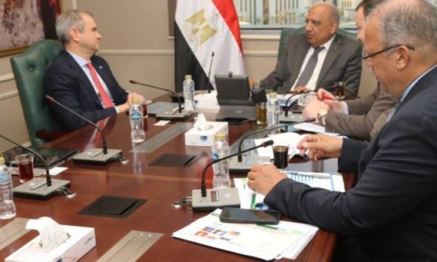 الكهرباء تستعرض آخر التطورات في مشاريع طاقة الرياح بالزعفرانة وجنوب الغردقة