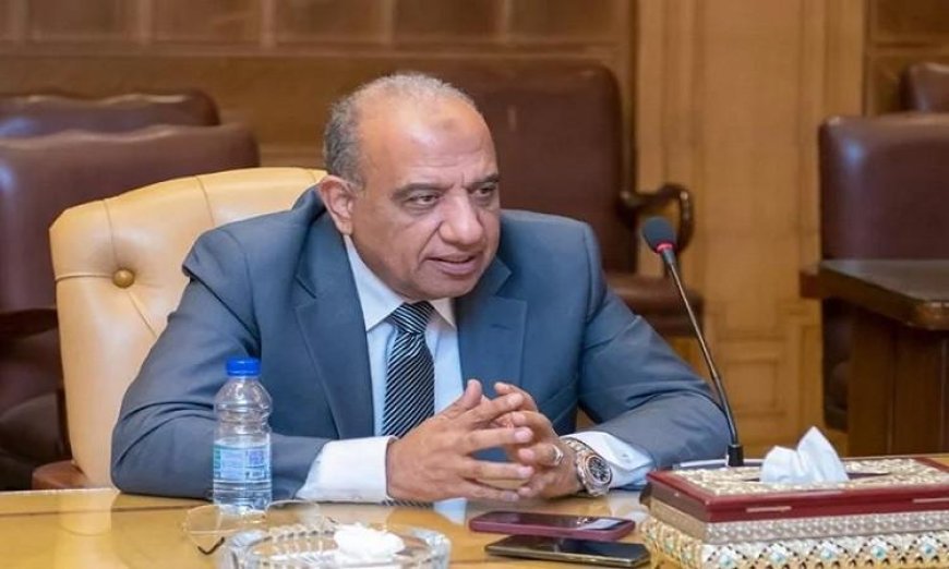 وزير الكهرباء يستعرض مشروعات الطاقة الشمسية ويجري جولة تفقدية في هيئة الطاقة المتجددة