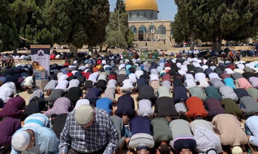 توافد عشرات الآلاف إلى المسجد الأقصى لأداء صلاة الجمعة في ظل إجراءات عسكرية إسرائيلية مشددة