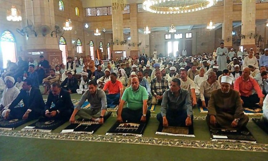 محافظ البحر الأحمر ومدير الأوقاف يشاركون في صلاة الجمعة لتعزيز الروابط الاجتماعية