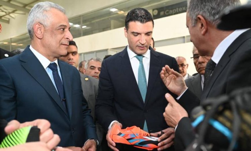وزير الصناعة يؤكد التزام الحكومة بدعم إنتاج المستلزمات الرياضية محلياً بشركة كابتكس