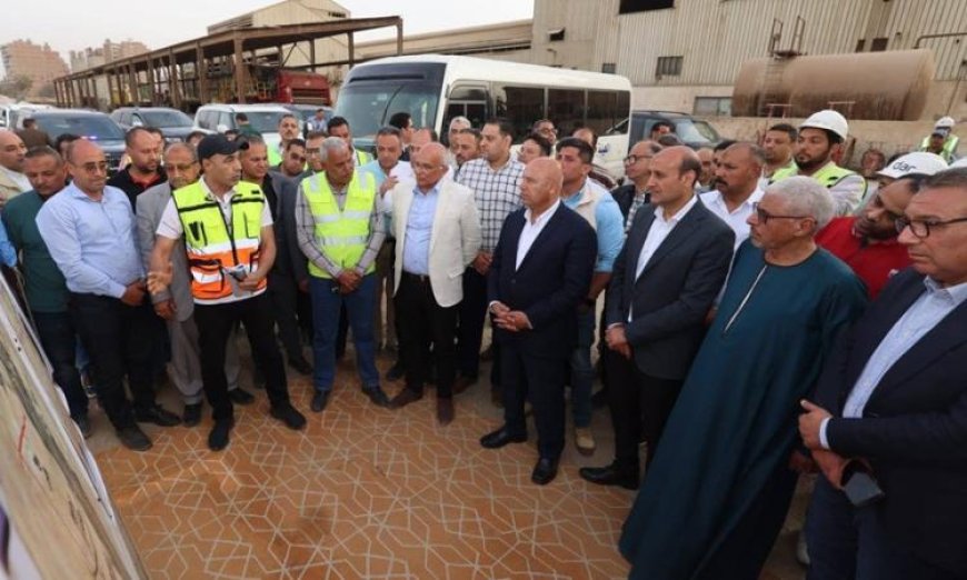 وزير النقل يزور مواقع العمل في مشروع تحديث طريق الصعيد الصحراوي الغربي لتعزيز البنية التحتية